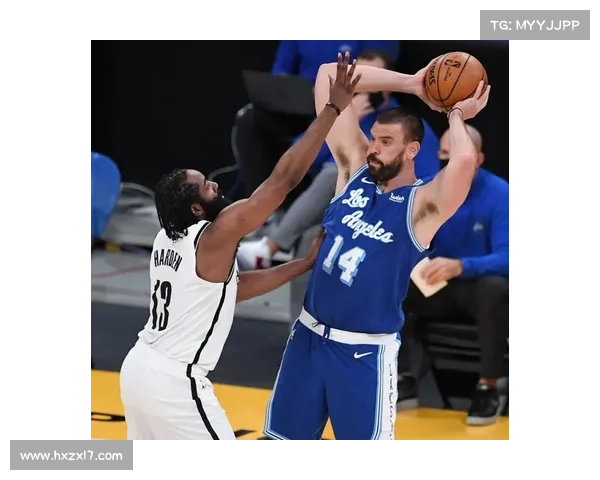 大卫路易斯司职中后卫位置深度解析其防守组织与进攻策应能力